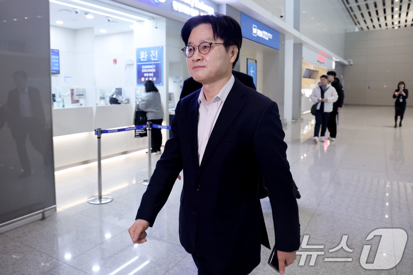 김정관 산업통상부 장관이 5일 오전 최대 60조원의 캐나다 초계 잠수함 프로젝트(CPSP) 수주 지원을 위해 인천국제공항에서 캐나다로 출국하고 있다. 2026.3.5 ⓒ 뉴스1 이광호 기자