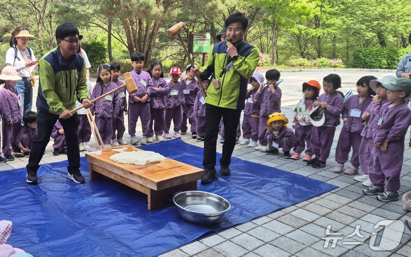 괴산 성불산 생태숲학습관 떡메치기 체험.(괴산군 제공. 재판매 및 DB금지)
