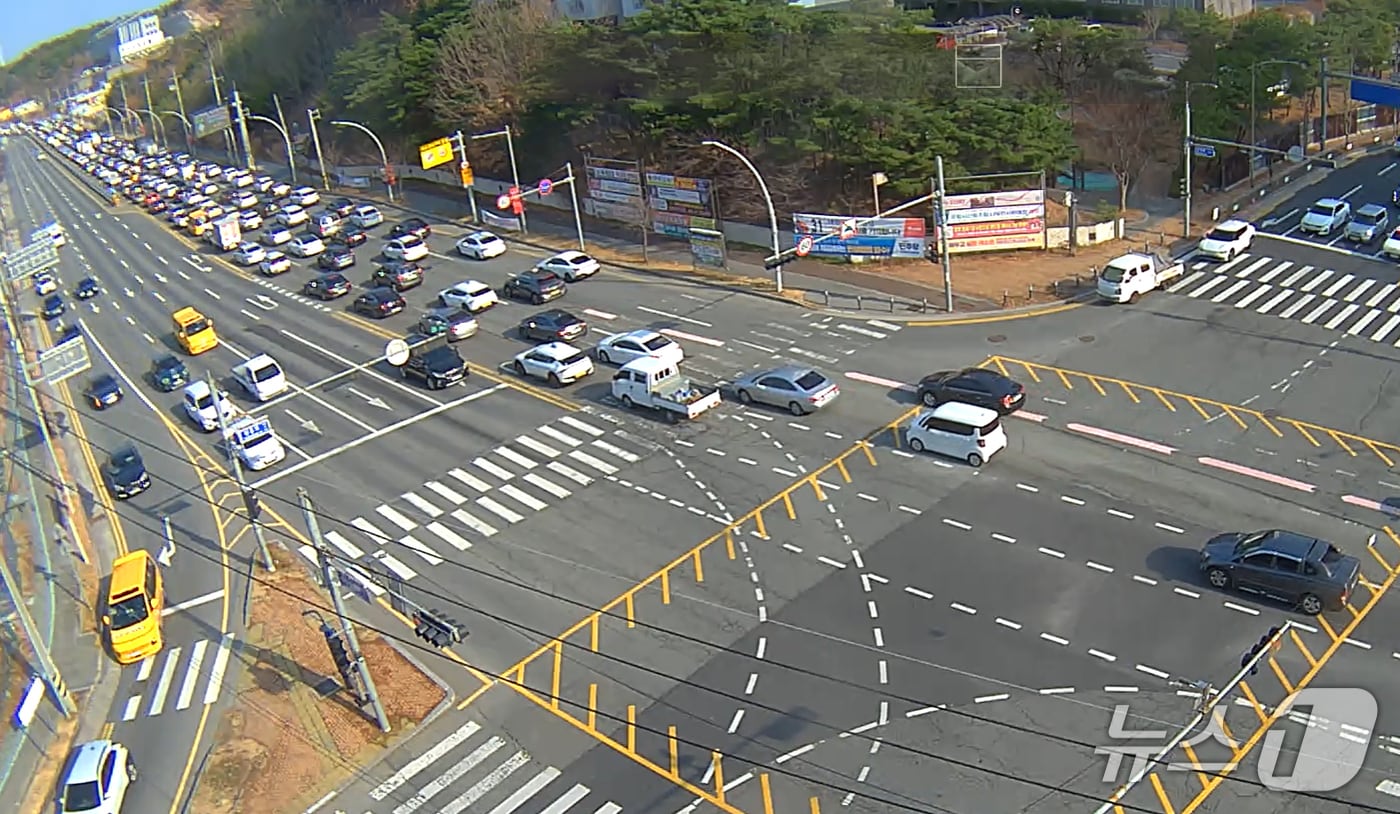 5일 오전 9시쯤 경북 포항시내 도로에 설치된 신호등 감응장치의 감지센서 고장으로 출근길 시민들이 큰 불편을 겪었다.(포항시 교통CCTV 갈무리, 재판매 DB금지) 2026.3.5/뉴스1 