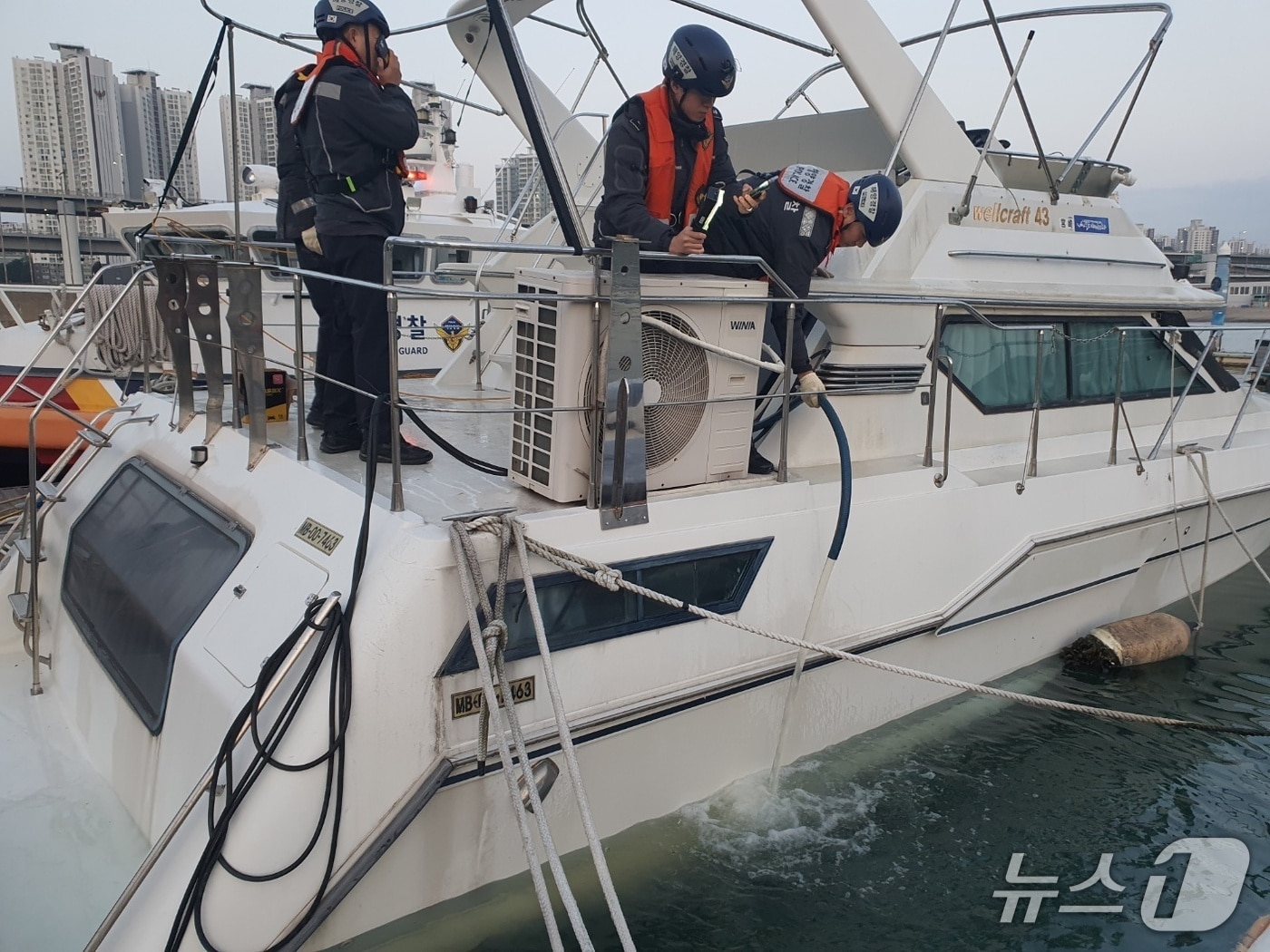 5일 부산 해운대구 수영만요트경기장에서 장기계류 중인 요트가 침수되는 사고가 발생했다. 사진은 침수된 요트에서 물을 빼내는 모습 (해경 제공. 재판매 및 DB금지)