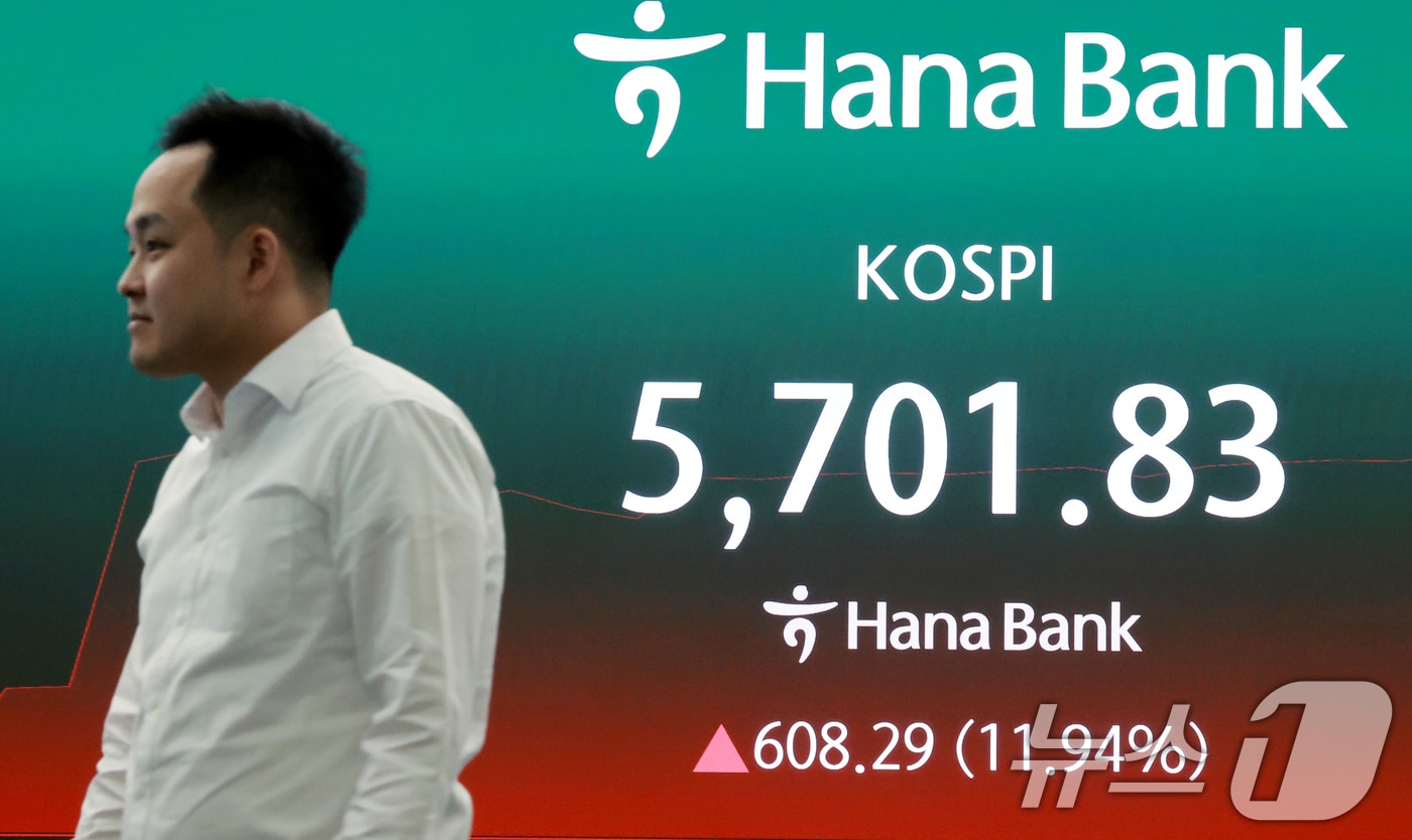 5일 서울 중구 하나은행 딜링룸 전광판에 코스피 지수가 표시되고 있다. 이날 코스피는 장중 5700을 돌파했다. 2026.3.5 ⓒ 뉴스1 이호윤 기자