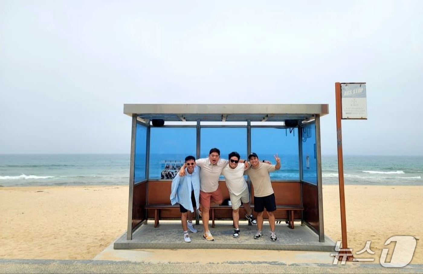 강릉 외국인 관광택시를 통해 BTS 정류장 찾은 외국인 관광객들.