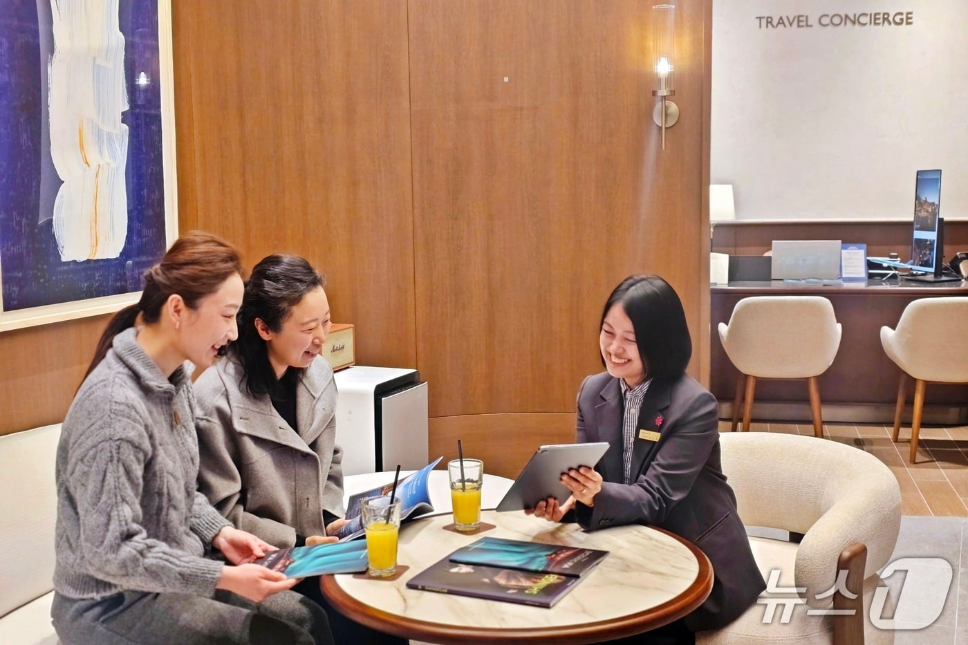 신세계백화점 센텀시티 트래블 컨시어지 상담사가 고객들에게 여행 상품을 소개하고 있다.(신세계센텀시티 제공. 재판매 및 DB 금지)