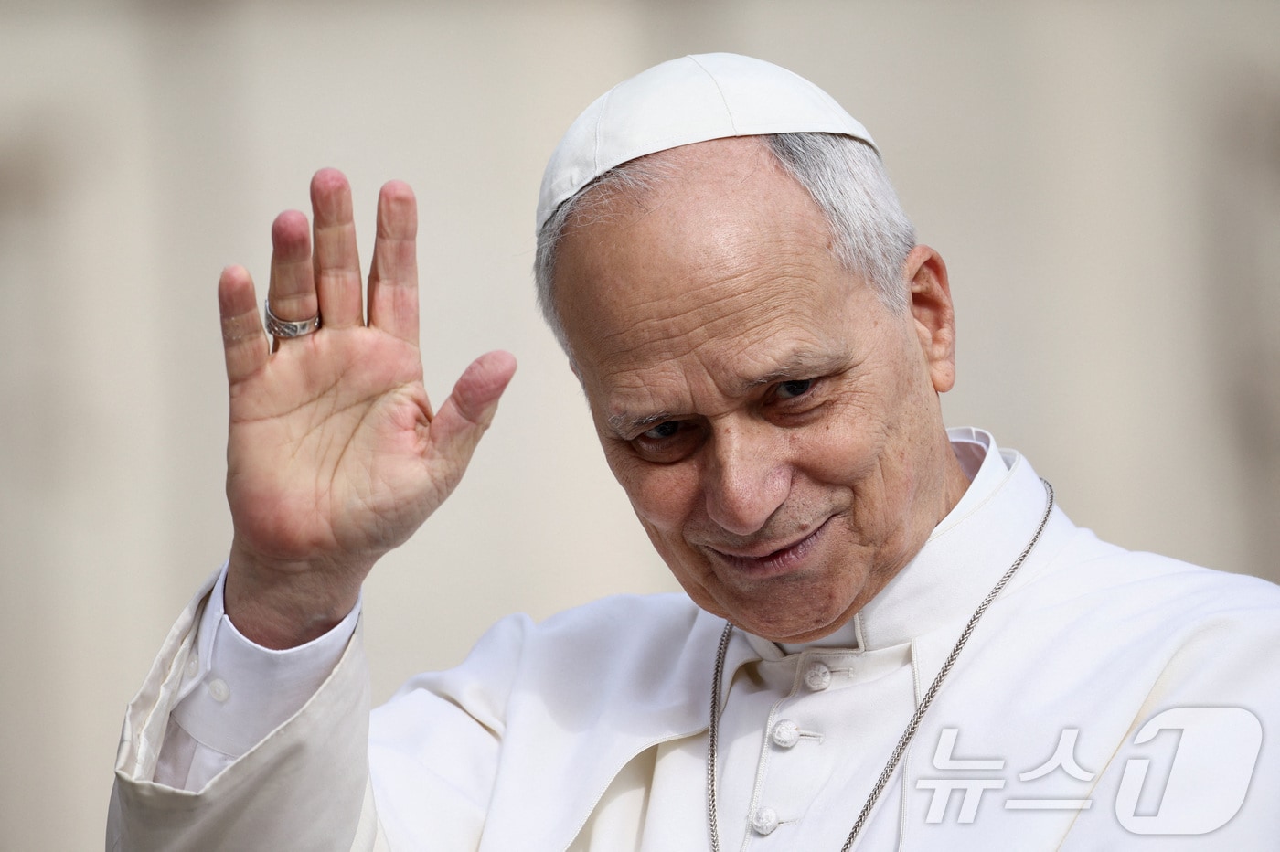 4일(현지시간) 레오 14세 교황이 바티칸 성베드로 광장에서 주간 일반 알현을 진행하며 손을 흔들고 있다. 2026.03.04 ⓒ 로이터=뉴스1