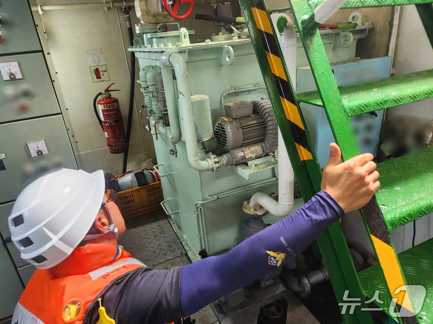 화물선 점검하는 해경(제주해경서 제공. 재판매 및 DB금지)/뉴스1