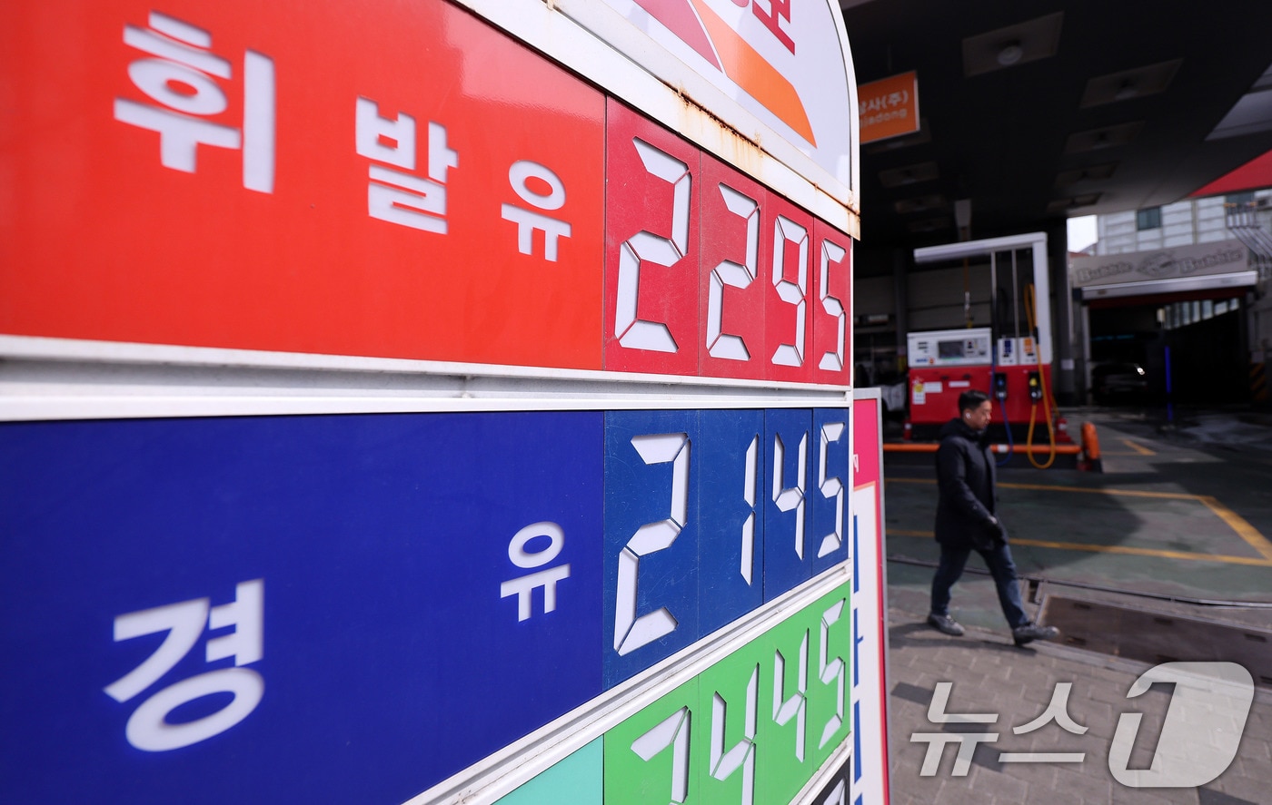 5일 서울의 한 주유소에 유류 가격이 표시돼 있다. 중동 상황에 따른 국제유가 변동성이 높아진 가운데 국내 주유소 휘발유·경유 전국 평균 가격이 나란히 리터(L)당 1800원을 돌파했다. 휘발유는 닷새 만에 126원이 올랐고, 경유는 210원 급등했다. 이날 이재명 대통령은 임시 국무회의에서 중동 상황으로 국내 주유소 휘발유 가격이 폭등하고 있다며 지역별 유류 최고가격 지정 검토를 지시했다. 2026.3.5 ⓒ 뉴스1 박지혜 기자