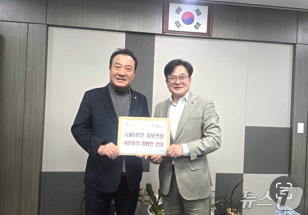 김병수 김포시장(사진 오른쪽)이 엄태영 의원을 만나 국민동의 청원안을 전달하고 있다(경기 김포시 제공/뉴스1)