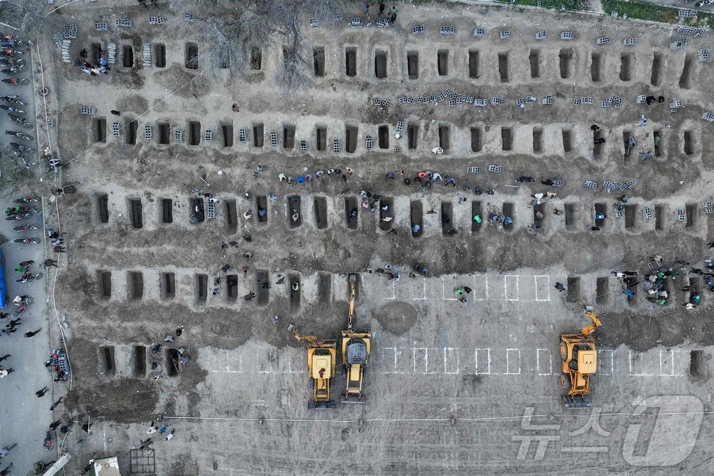 미국과 이스라엘의 공습 첫날인 지난달 28일(현지시간) 이란 남부 호르모즈간주의 한 여자 초등학교가 공격을 받아 수업 중이던 여학생 다수를 포함해 최대 181명이 사망한 것으로 전해졌다. 지난 3일 이들의 장례식이 진행된 가운데 굴착기를 이용해 아이들이 묻힐 땅을 파는 작업이 진행되고 있다.(이란 프레스센터 배포) ⓒ AFP=뉴스1