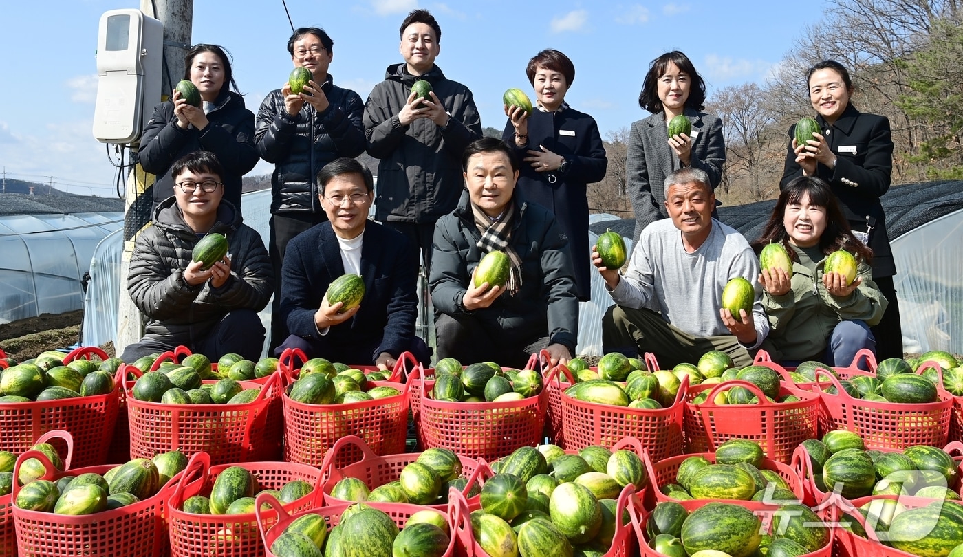 이남철 고령군수가 5일 파파야 멜론 수확농장에서 관계자들과 기념사진을 찍고 있다. (고령군 제공. 재판매 및 DB금지)/뉴스1