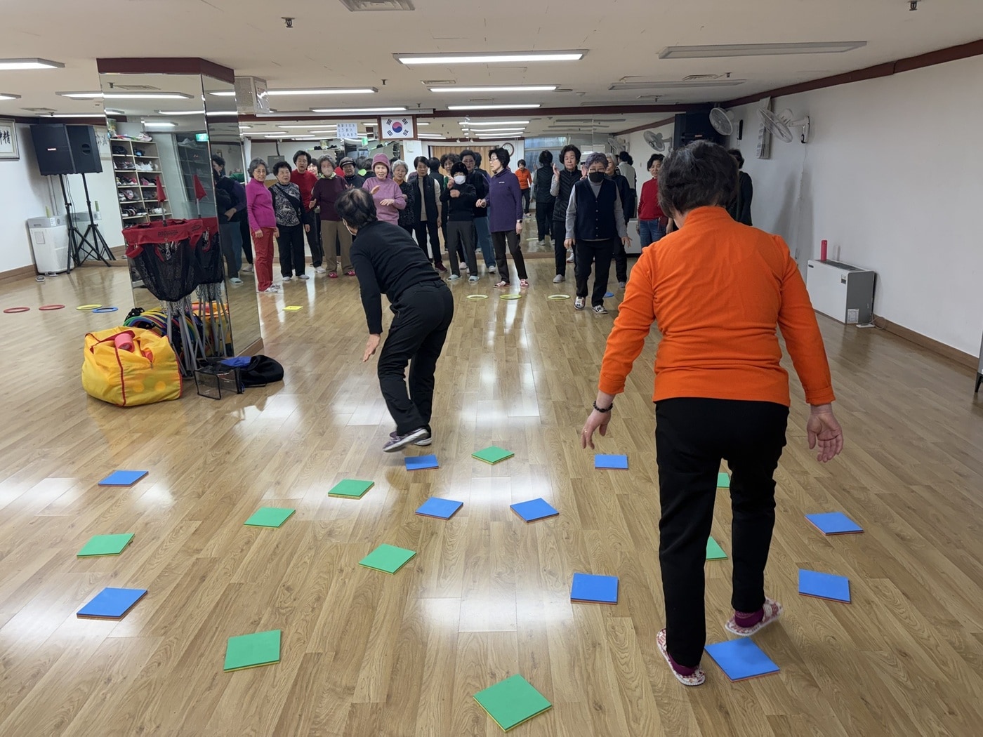 구로구 어르신들이 ‘실버놀샘터’ 프로그램에서 놀이형 신체활동을 하고 있다.
