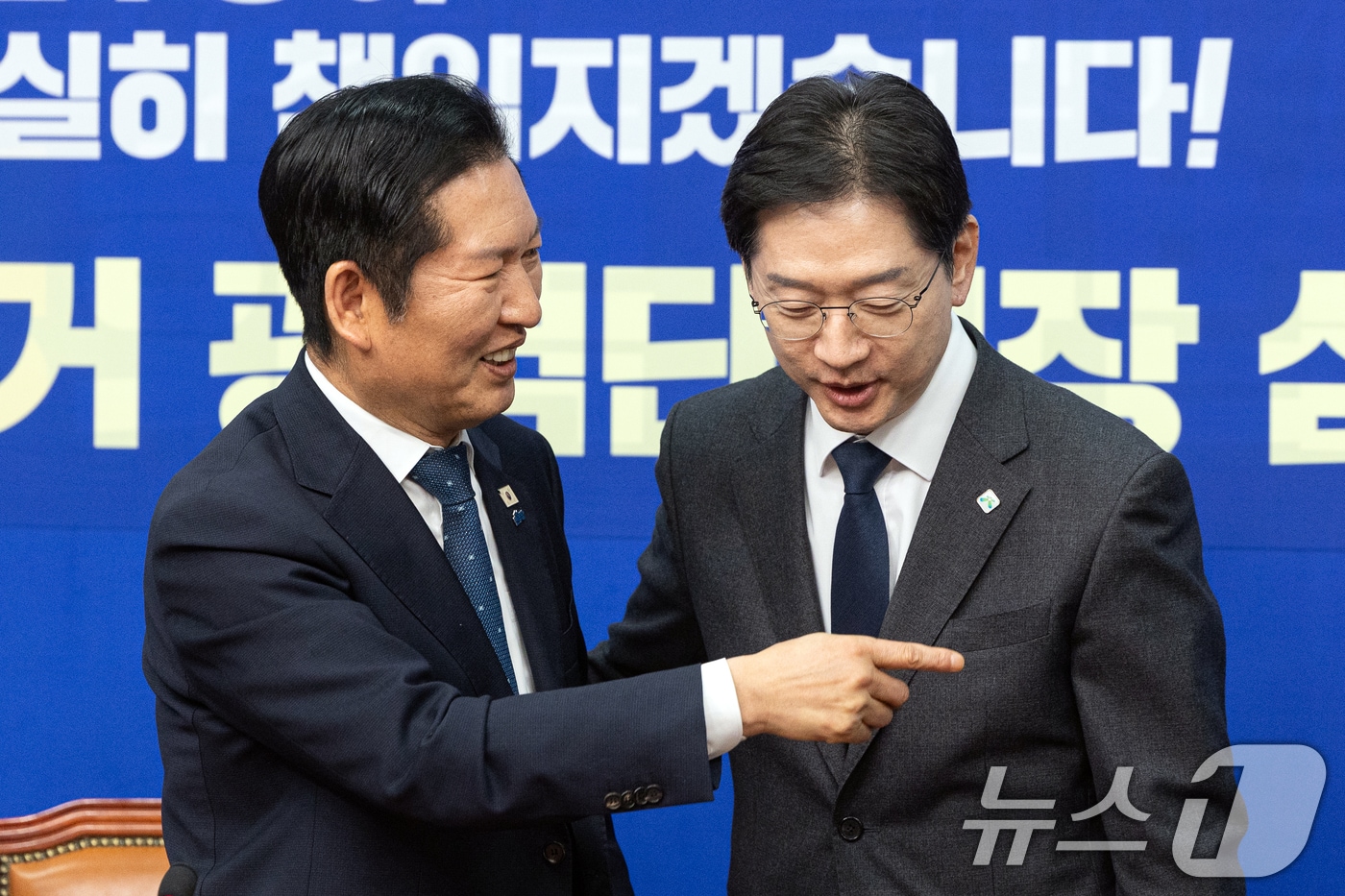 5일 서울 여의도 국회에서 열린 더불어민주당 공천 심사 결과 발표에서 정청래 대표가 김경수 지방시대위원장과 대화하고 있다. 더불어민주당은 6·3 지방선거 '3호 단수공천'으로 김경수 대통령 직속 지방시대위원회 위원장을 선정했다. 2026.3.5 ⓒ 뉴스1 이승배 기자