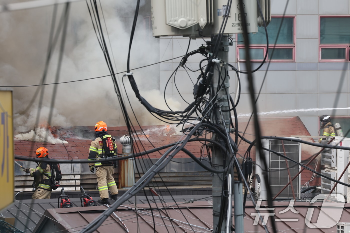 5일 오후 1시 21분쯤 서울 종로구 귀금속거리의 한 상가에서 화재가 발생해 소방당국이 진화 중이다. ⓒ 뉴스1 박지혜 기자