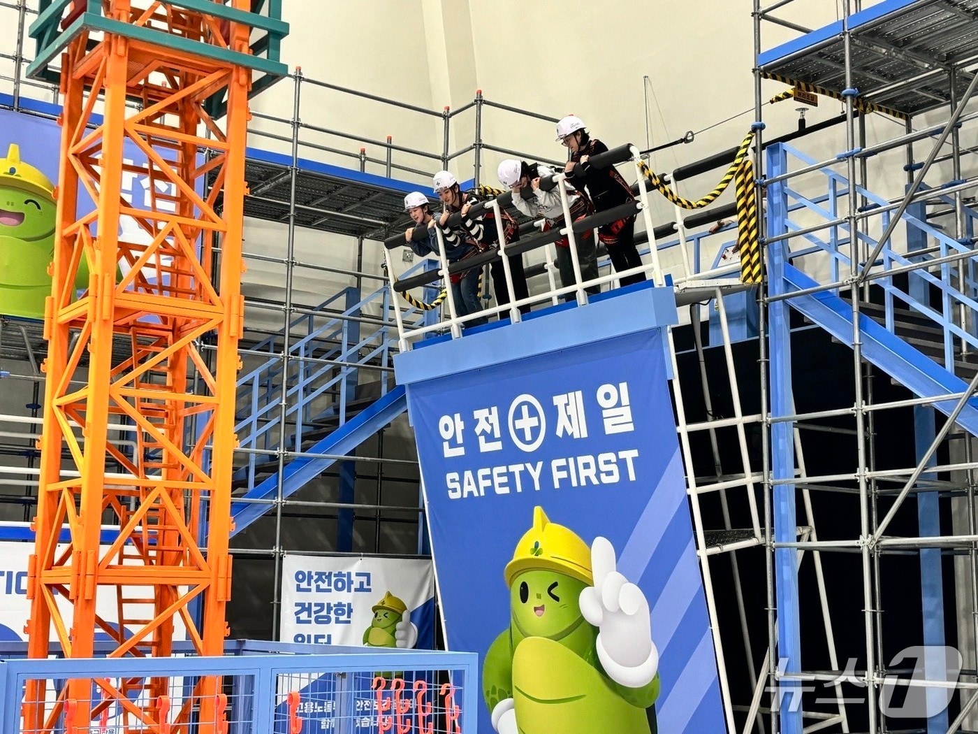 국가철도공단 호남본부 신입직원 및 실무직 직원들이 안전교육을 받고 있다.(국가철도공단 제공.재판매 및 DB금지)/뉴스1