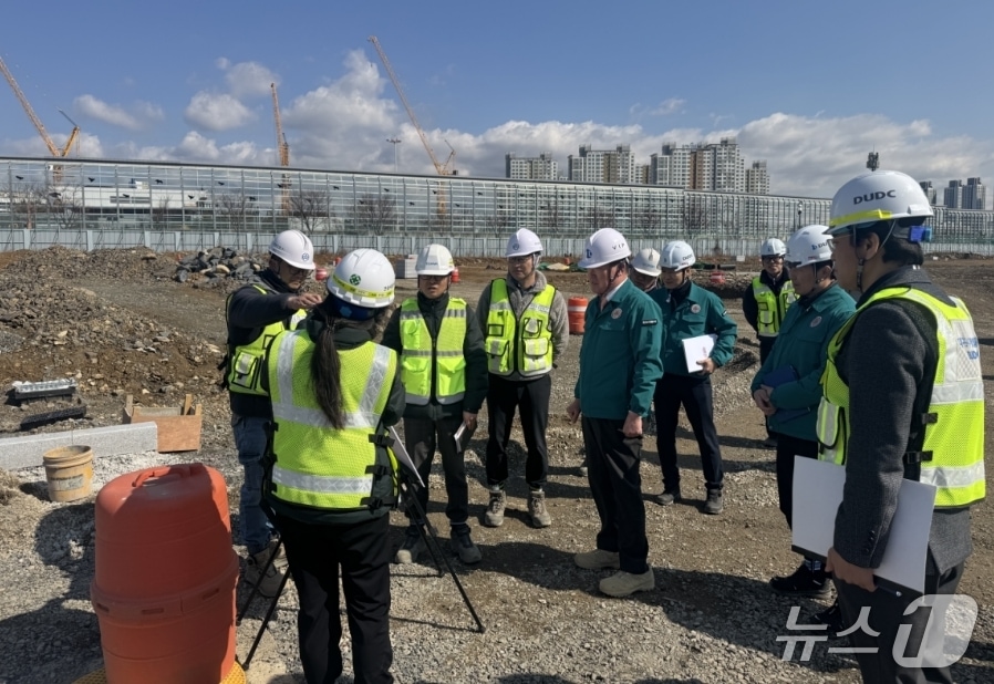 정명섭 대구도시개발공사 사장(가운데)이 대공원 공동주택·동물원 조성 현장을 찾아 해빙기 안전관리 실태를 점검하고 있다.(대구도시개발공사 제공, 재판매 및 DB 금지)