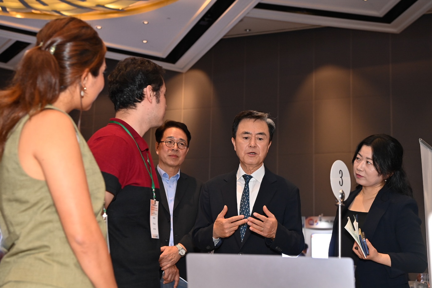 김태흠 지사(가운데)가 싱가포르 수출상담회를 찾아 현지 바이어에게 충남 제품을 소개하고 있다.(도 제공. 재판매 및 DB금지)/뉴스1