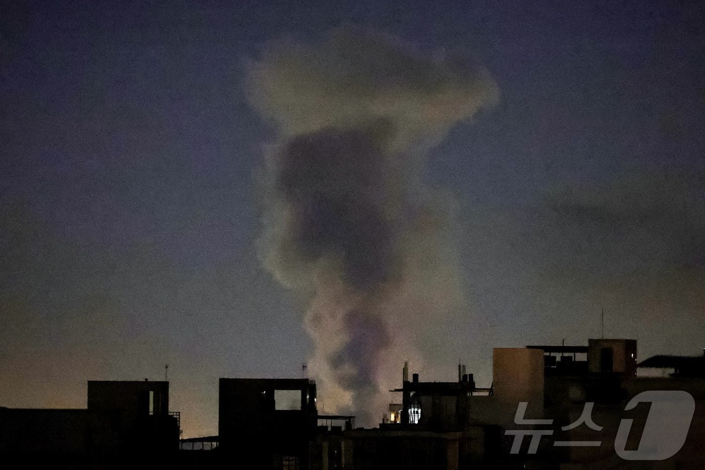 4일(현지시간) 공습 당한 이란 테헤란에서 검은 연기가 치솟고 있다. 2026.3.4 ⓒ AFP=뉴스1