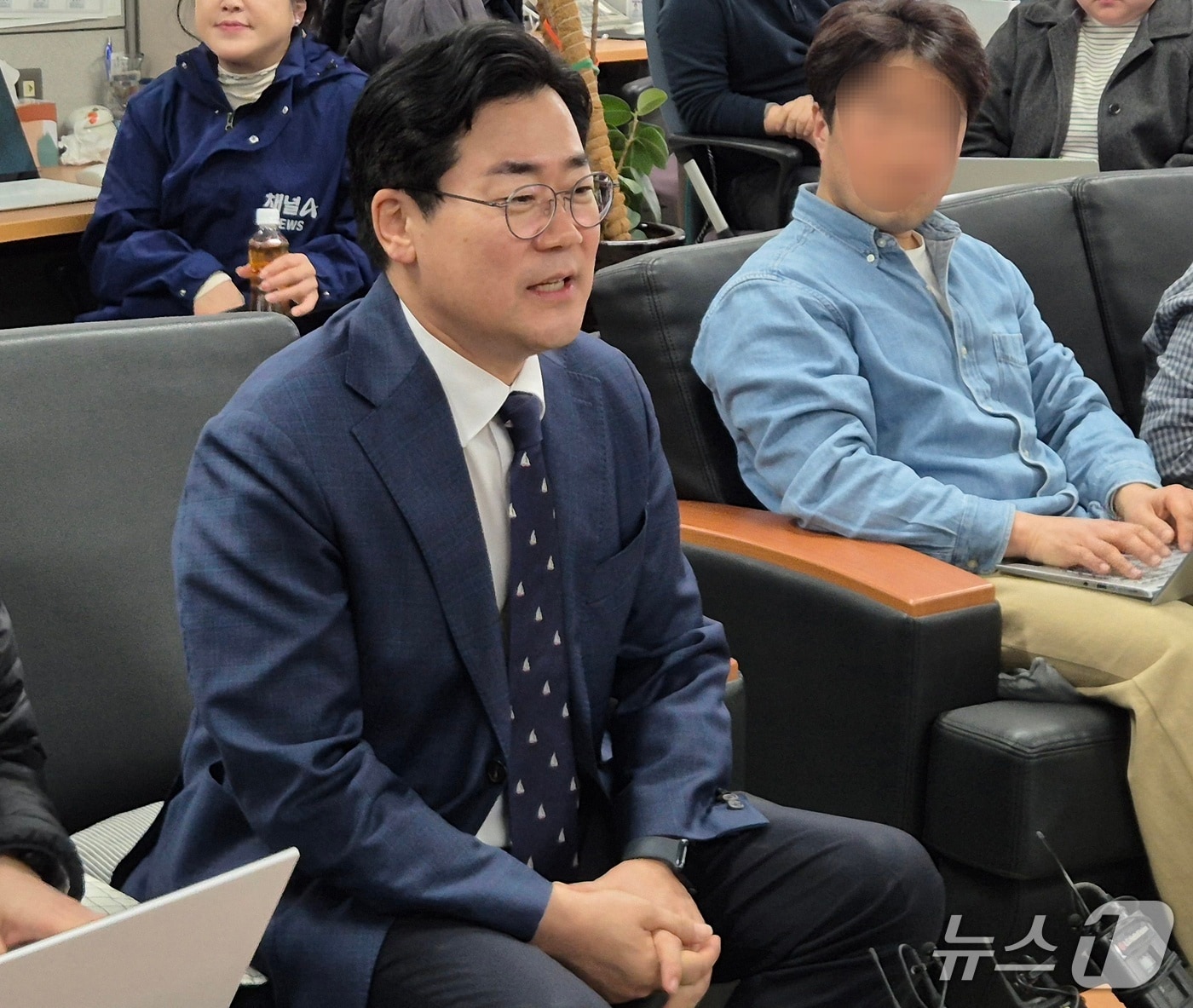 박찬대 의원(연수갑)이 5일 인천시청 기자실에서 선거 포부를 밝혔다/뉴스1