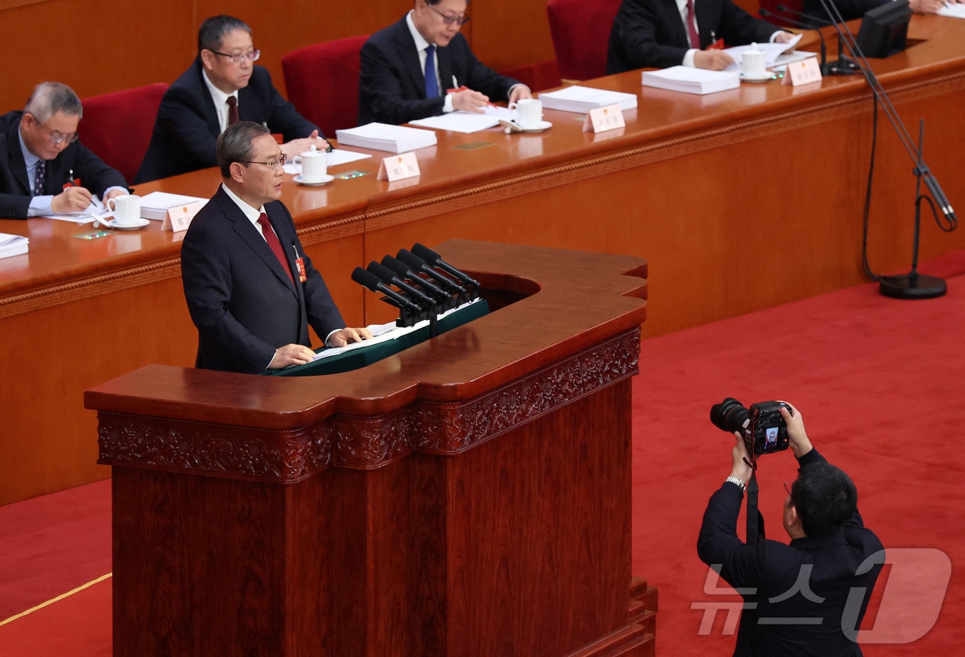 5일 중국 베이징 인민대회당에서 개최된 전국인민대표대회 개막식에서 리창 국무원 총리가 발표를 하고 있다. ⓒ 로이터=뉴스1