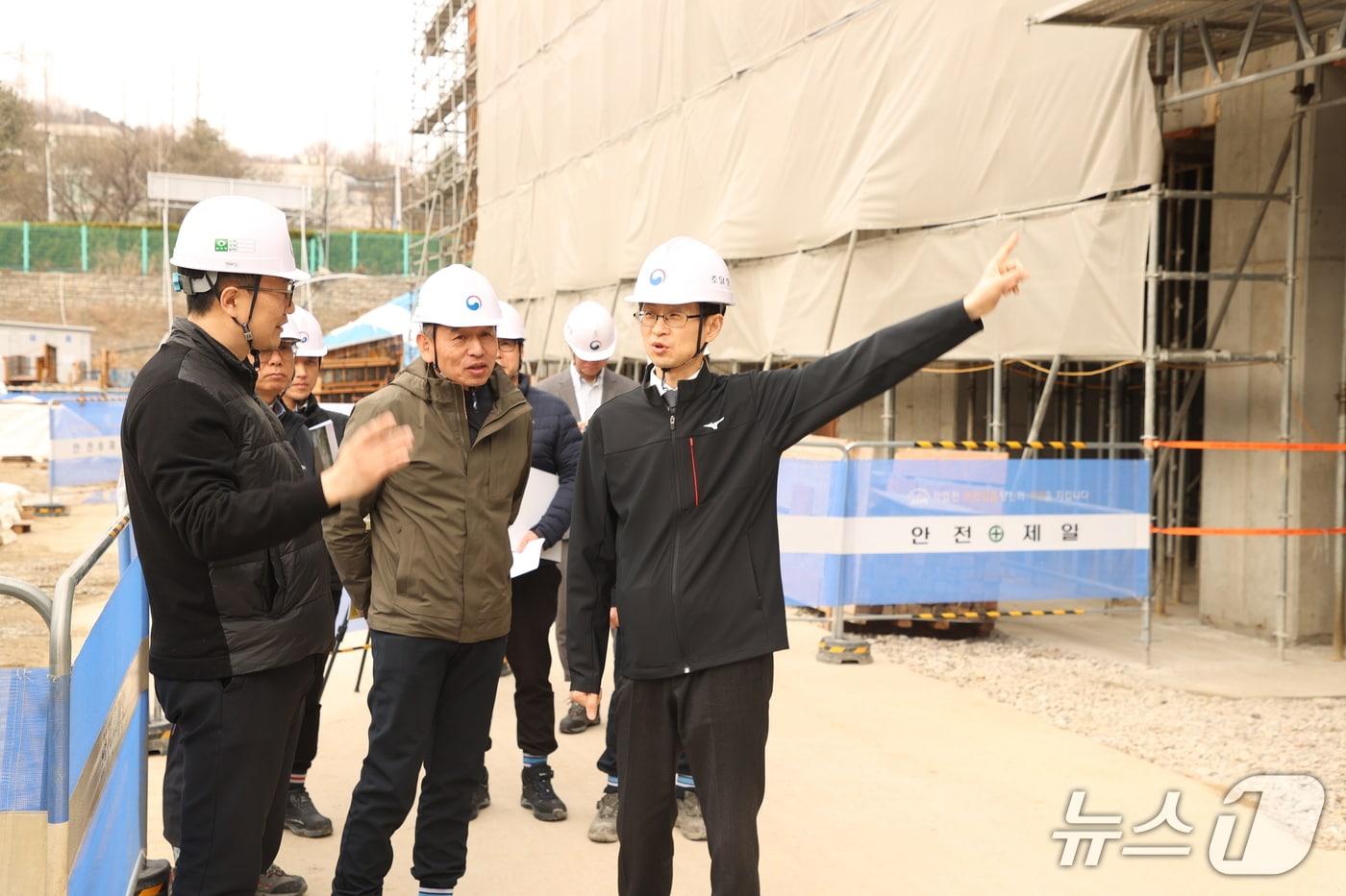 백승보 조달청장은 ‘마중물 플라자 건립 사업’ 현장을 방문해 해빙기 안전 위험 요소가 없는지 관리상태를 확인했다. (조달청 제공.재판매 및 DB금지)/뉴스1 