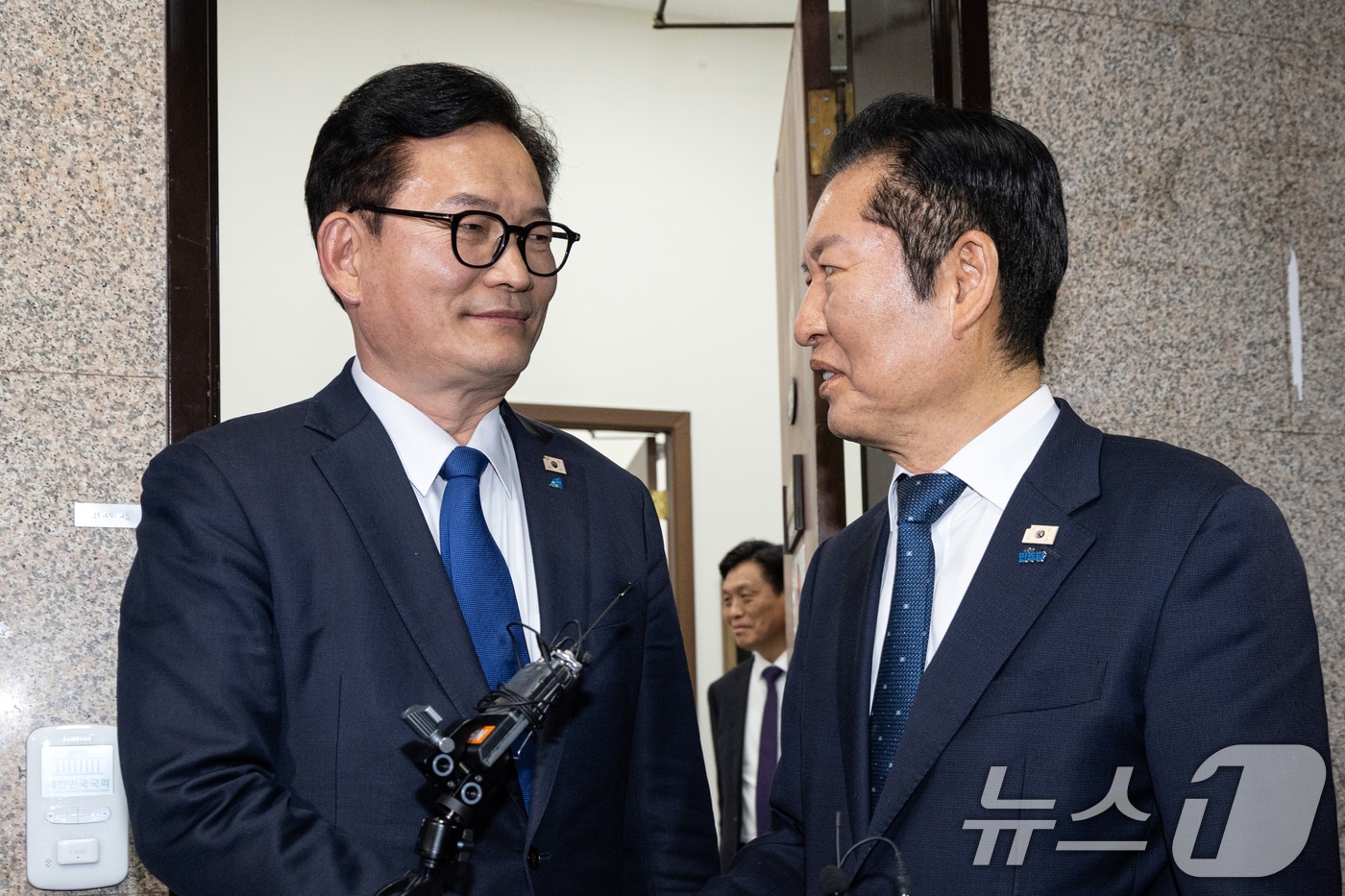 정청래 더불어민주당 대표가 지난 3월 5일 서울 여의도 국회에서 송영길 전 대표와 면담을 마치고 배웅하고 있다. 2026.3.5 ⓒ 뉴스1 이승배 기자