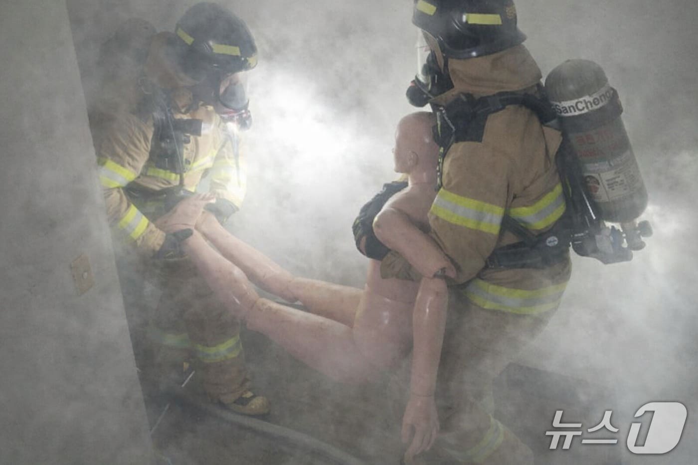 소방대원이 짙은 연기 속에서 구조 훈련을 하고 있는 모습.(전남소방본부 제공. 재판매 및 DB 금지) 2026.3.5