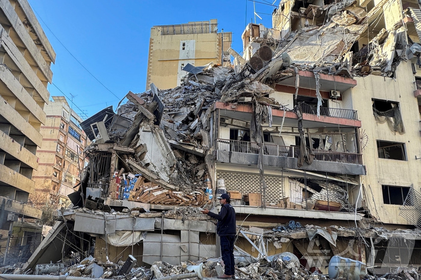 미·이스라엘과 이란의 분쟁 속에서 헤즈볼라와 이스라엘 간의 충돌이 재개된 가운데, 5일(현지시간) 레바논 베이루트 남부 교외에 대한 이스라엘의 공습 후 파손된 건물 옆에 한 남성이 서 있다. 2026.03.05 ⓒ 로이터=뉴스1