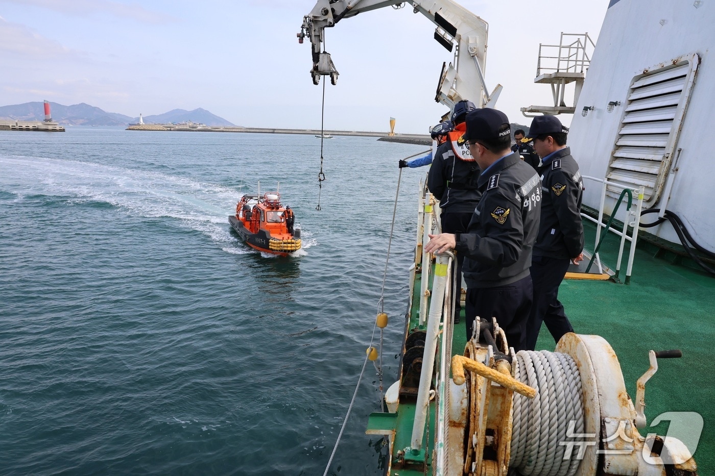 김기용 여수해양경찰서장이 신북항 전용부두에서 단정 양하강 훈련을 집행하고 있다. (여수해경 제공. 재판매 및 DB금지)