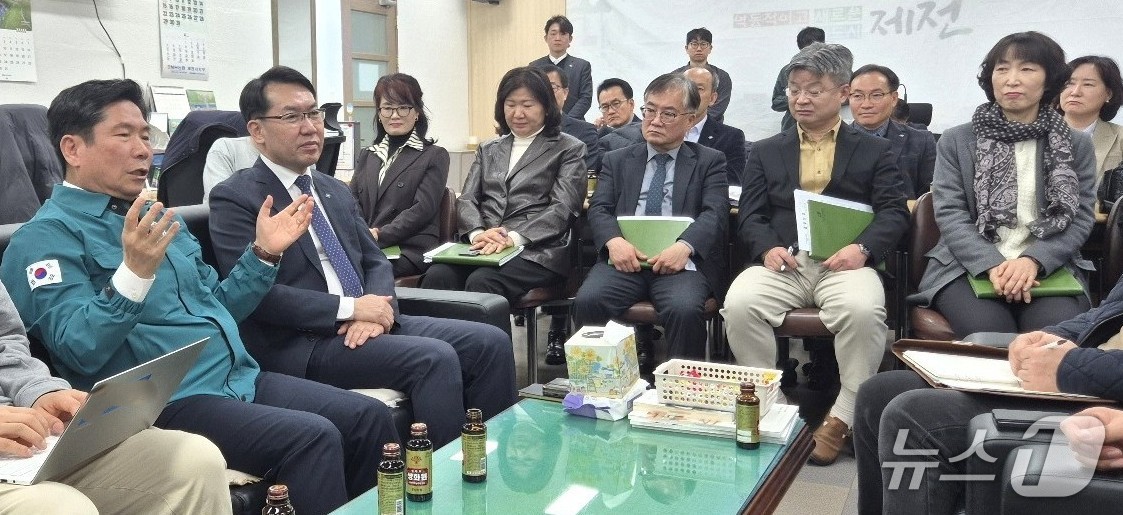 "산불 철통방어" 강조한 김창규 제천시장...하루 산불 2건 진화 - 뉴스 썸네일 이미지