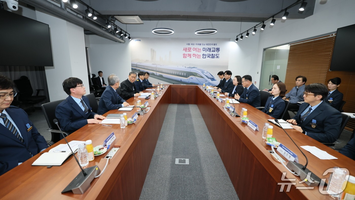 김태승 코레일 사장(왼쪽 세 번째)이 5일 서울사옥 회의실에서 KTX 기장, 열차팀장과 만나 고속철도 운행 실무진과 소통하는 자리를 가졌다.(코레일 제공.재판매 및 DB금지)/뉴스1