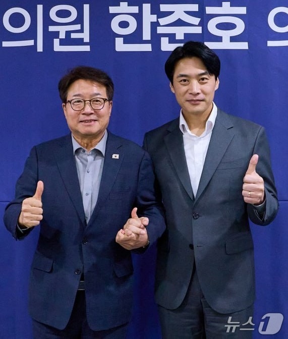 더불어민주당 염태영 의원과 한준호 의원.