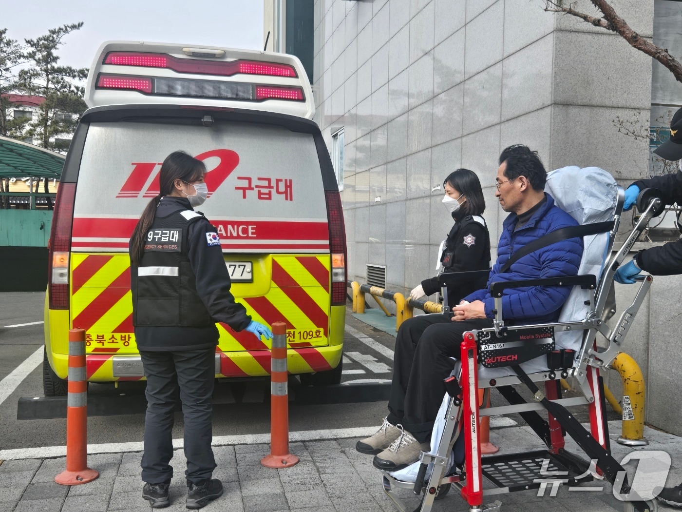 유행열 청주시장 출마예정자가 5일 119구급대에 이송되고 있다.(유행열 청주시장 출마예정자 제공. 재판매 및 DB금지)