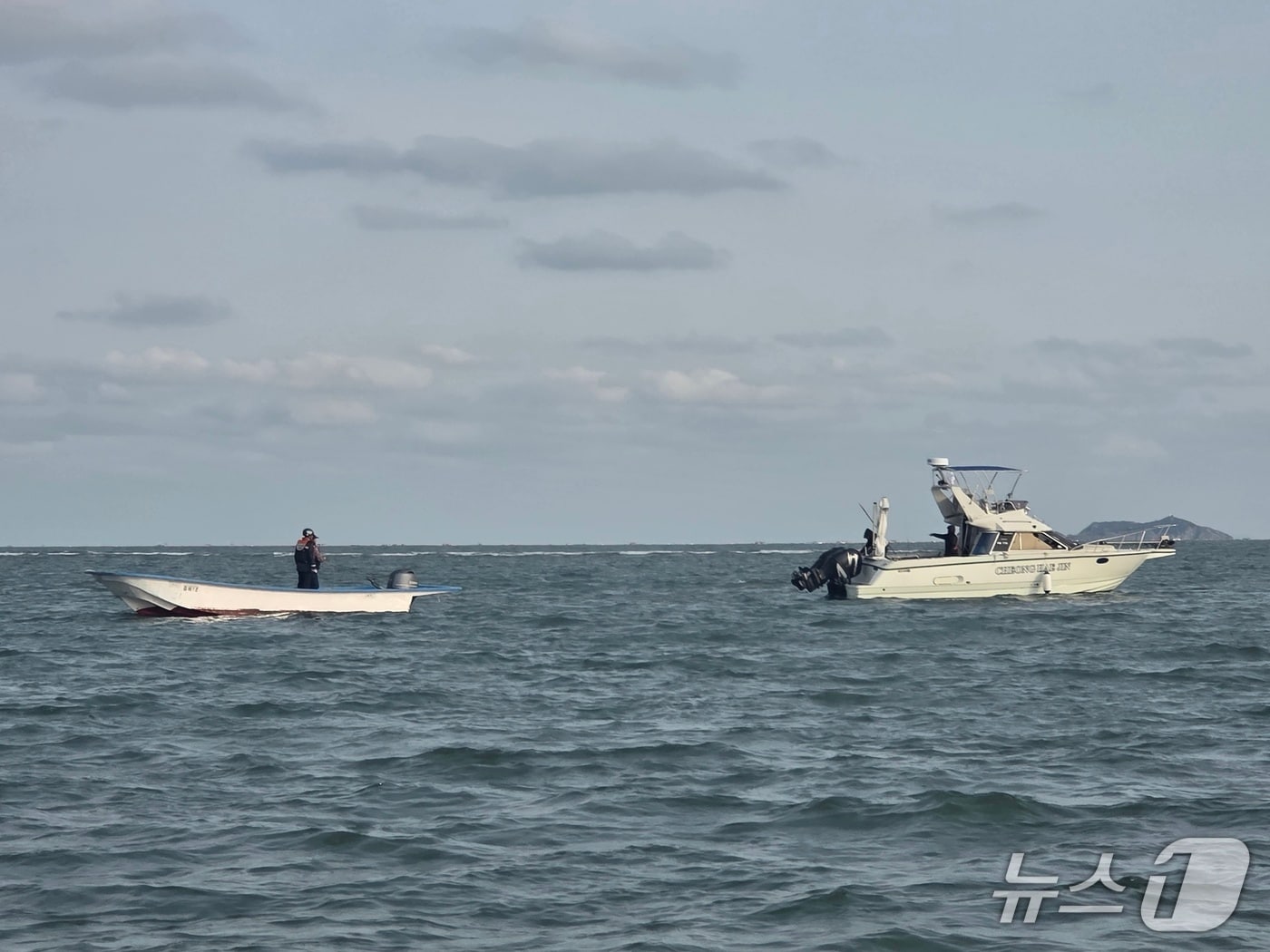 좌주된 모터보트를 옮기는 모습 (해경 제공. 재판매 및 DB금지)