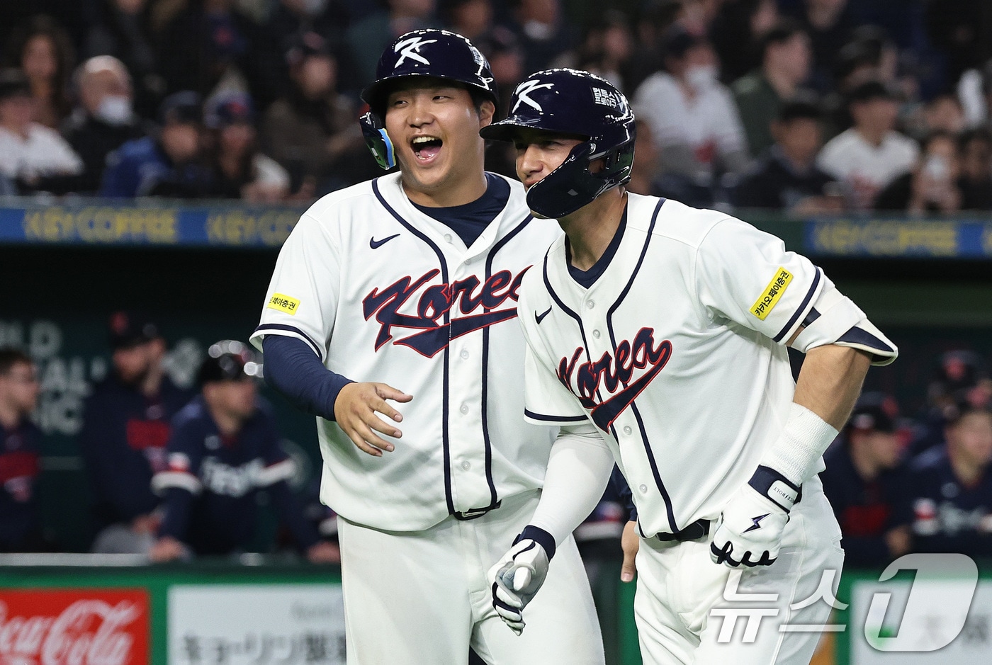 5일 오후 일본 도쿄돔에서 열린 2026 월드베이스볼클래식 C조 1차전 대한민국과 체코의 경기. 대한민국의 5회말 1사 1루 상황때 셰이 위트컴이 투런 홈런을 친 뒤 문보경과 기쁨을 나누고 있다. 2026.3.5 ⓒ 뉴스1 구윤성 기자