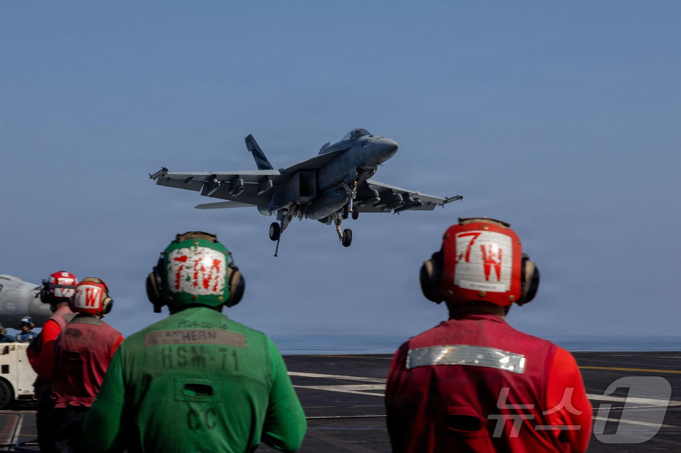 미국 국방부가 4일(현지시간) 공개한 대(對)이란 군사작전 수행 중인 미군 전투기.(미 국방부 홈페이지 재판매 및 DB금지) 2026.03.05. ⓒ 뉴스1 류정민 특파원