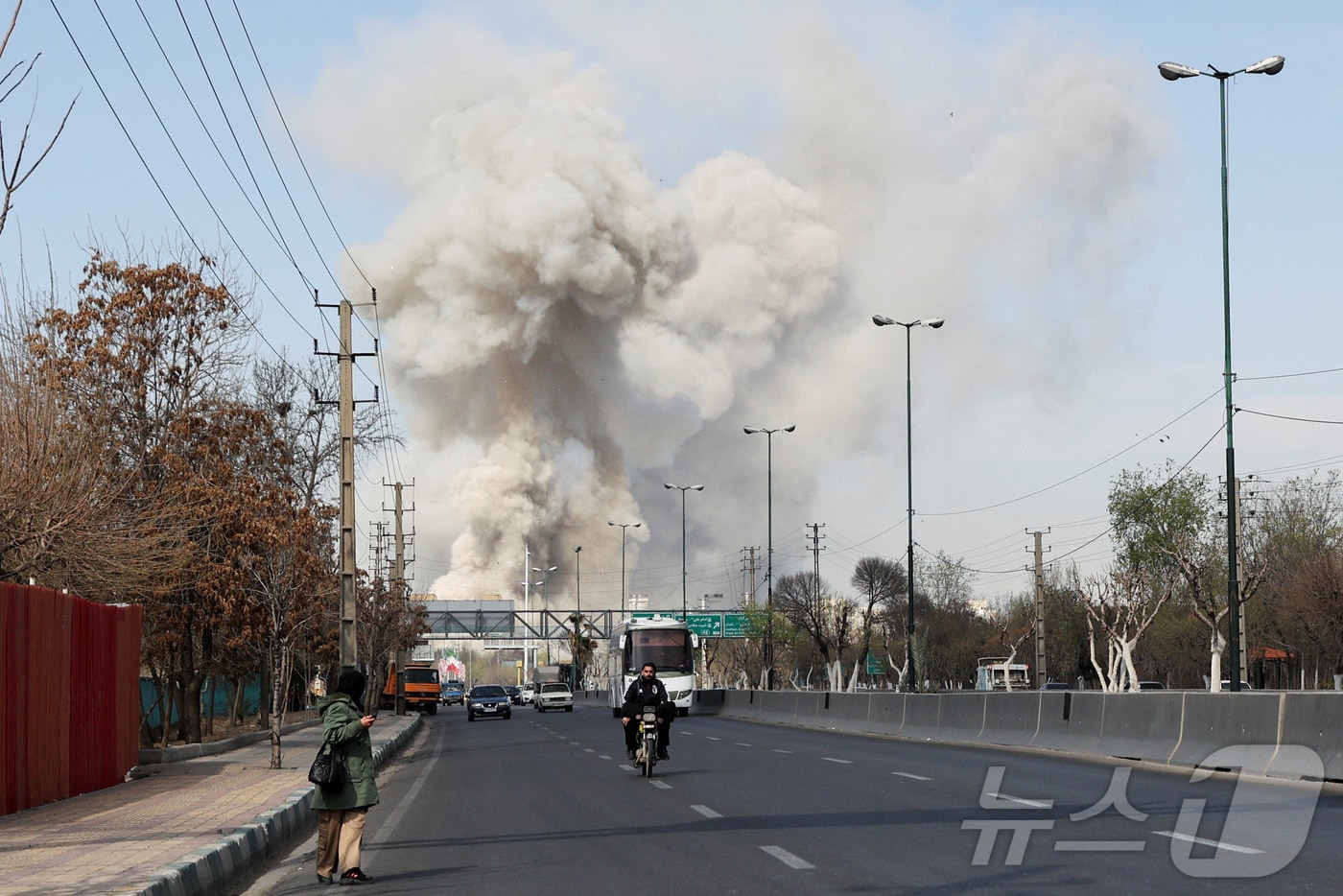 5일(현지시간) 이란 테헤란에서 미국과 이스라엘의 폭격으로 연기 구름이 솟아오르고 있다. 2026.03.05. ⓒ 로이터=뉴스1