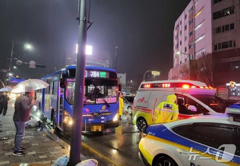 강원 원주 개운동 남부시장 인근 도로 교통사고 현장.(강원도소방본부 제공, 재판매 및 DB금지)
