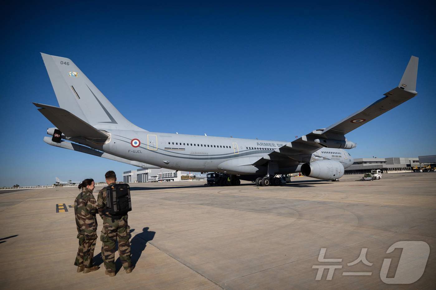 프랑스 남부 이스트르 공군기지에서 프랑스 공군의 A330 MRTT 공중급유기 앞에 프랑스 군인들이 서 있다. 2024.10.4. ⓒ 뉴스1 ⓒ AFP=뉴스1