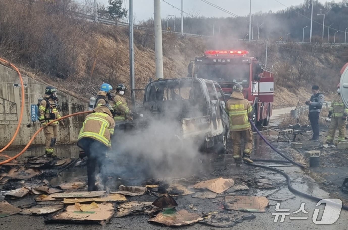 5일 오후 5시12분쯤 안동시 풍산읍의 도로가에 주차된 1톤 화물차에서 불이나 소방대원들이 진화하고 있다.(경북소방본부 제공. 재판매 및 DB 금지)2026.3.6/뉴스1