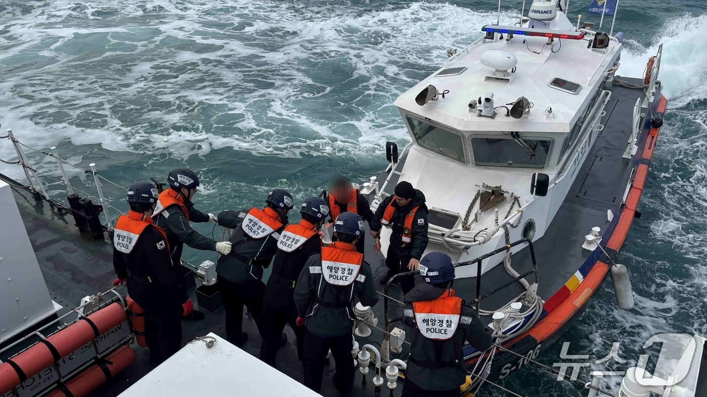 지난 5일 제주 추자도에서 응급환자를 이송하는 모습.(제주해양경찰서 제공. 재판매 및 DB 금지)