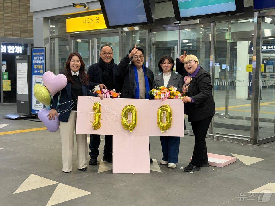 6일 나주역에서 진행된 박지원 의원의 금귀월래 시즌2 100번째 축하행사.(박의원 SNS, 재배포 및 DB 금지) ⓒ 뉴스1