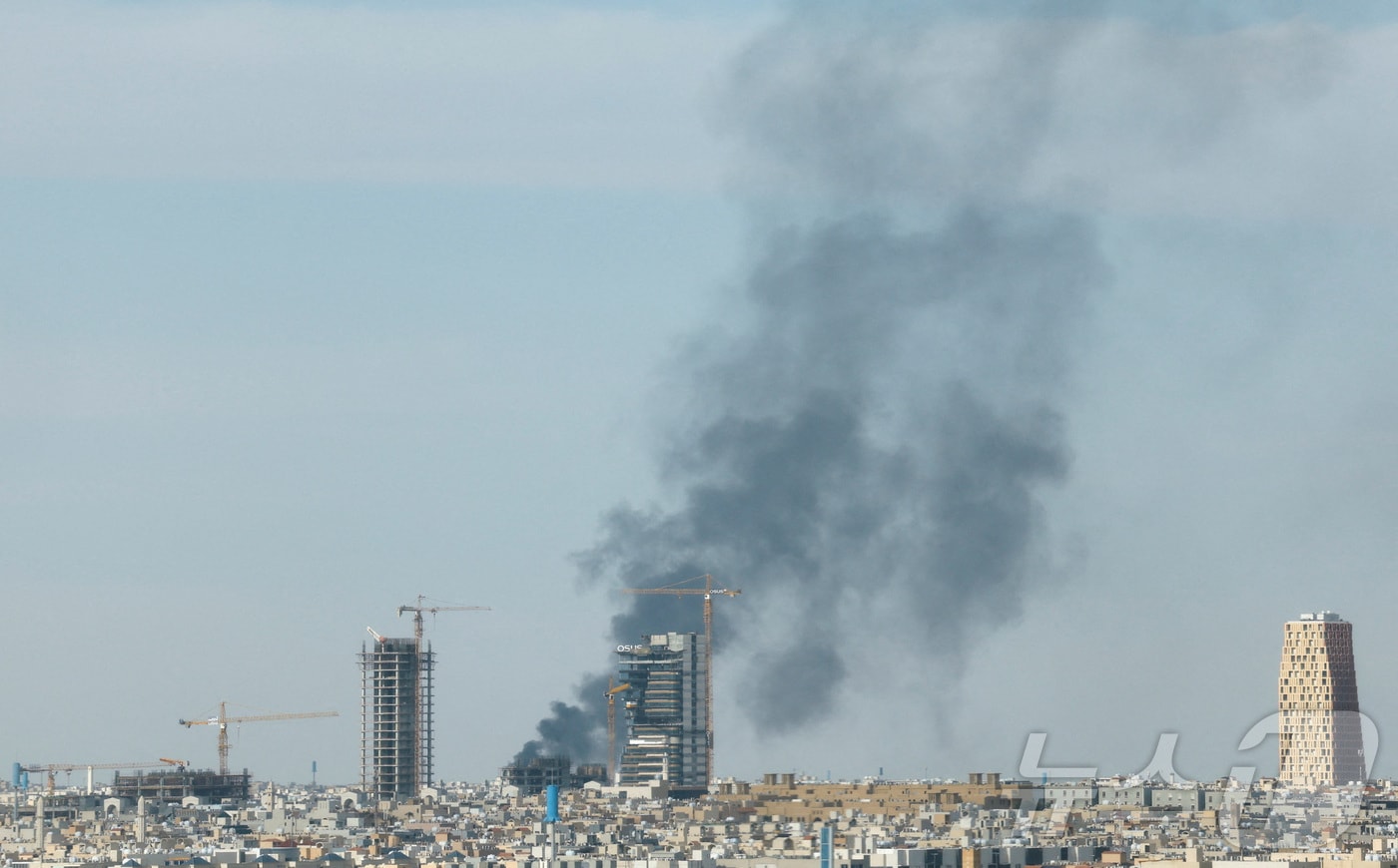 미국과 이스라엘이 이란에 대한 공습에 들어간 가운데 5일(현지시간) 사우디 아라비아 리야드에서 연기 기둥이 솟구치고 있다. 2026.03.05. ⓒ 로이터=뉴스1