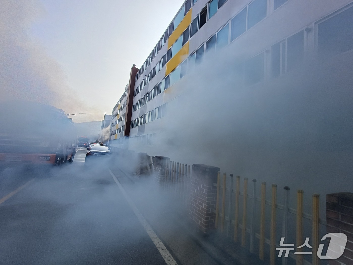 6일 오전 9시 52분쯤 전남 장성군의 한 아파트에서 불이 나 소방당국이 화재를 진화하고 있다.(전남소방본부. 재판매 및 DB 금지)