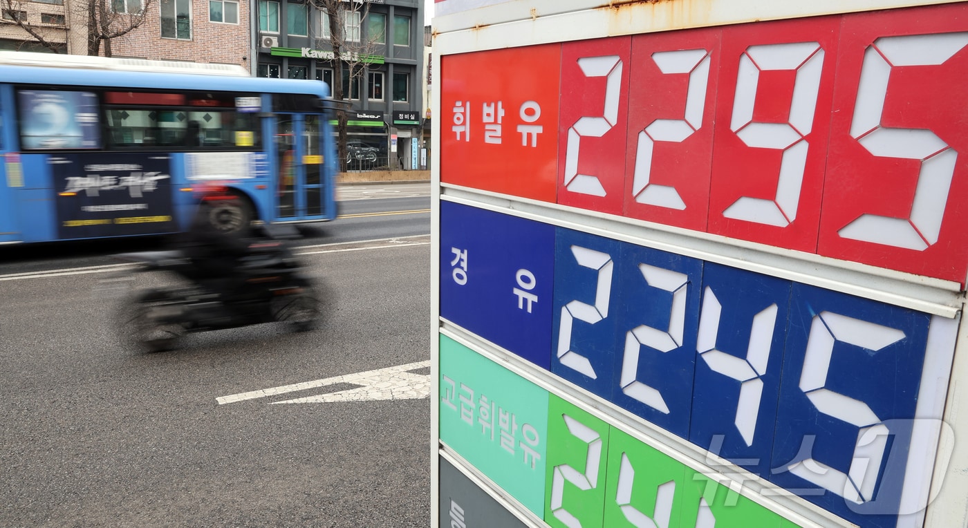 6일 서울의 한 주유소에 유류 가격이 표시돼 있다. 중동 리스크와 수급 불안정성에 따라 서울 평균 휘발유 가격이 리터당 1900원을 넘는 등 국내 기름값이 엿새 연속 오름세를 보이고 있다. 한편, 정부 합동반은 이날부터 주유소를 직접 방문해 가격 동향과 판매 상황을 점검하는 현장 점검에 나설 예정이다. 2026.3.6 ⓒ 뉴스1 김진환 기자