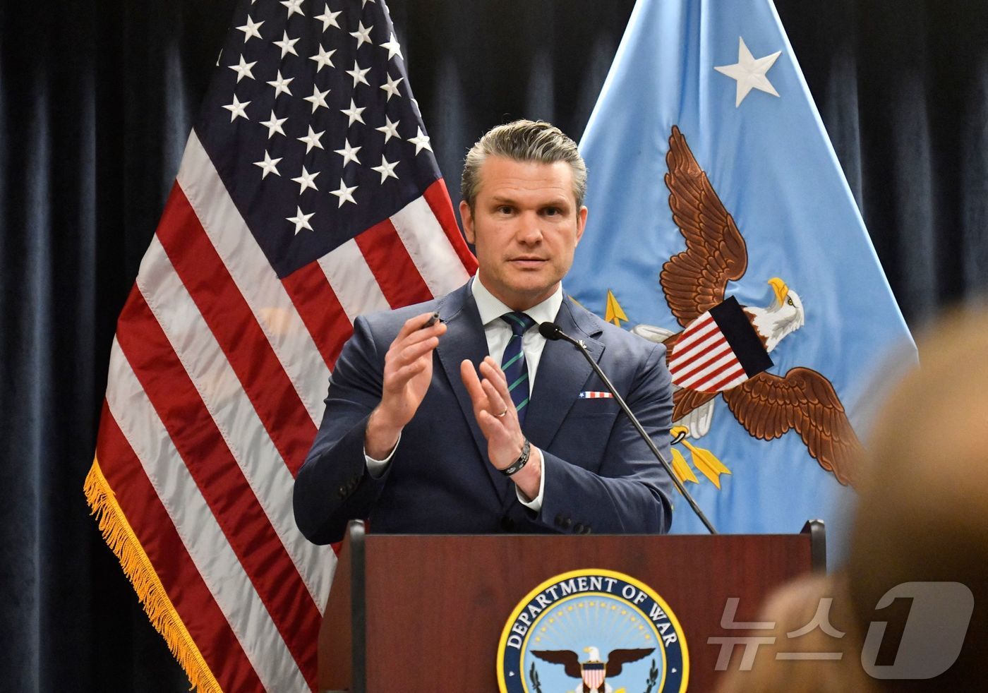 피트 헤그세스 미국 국방장관이 5일(현지시간) 플로리다주 탬파 소재 맥딜 공군기지에서 대(對)이란 군사작전 진행 상황에 대해 밝히고 있다. 2026.03.05. ⓒ AFP=뉴스1