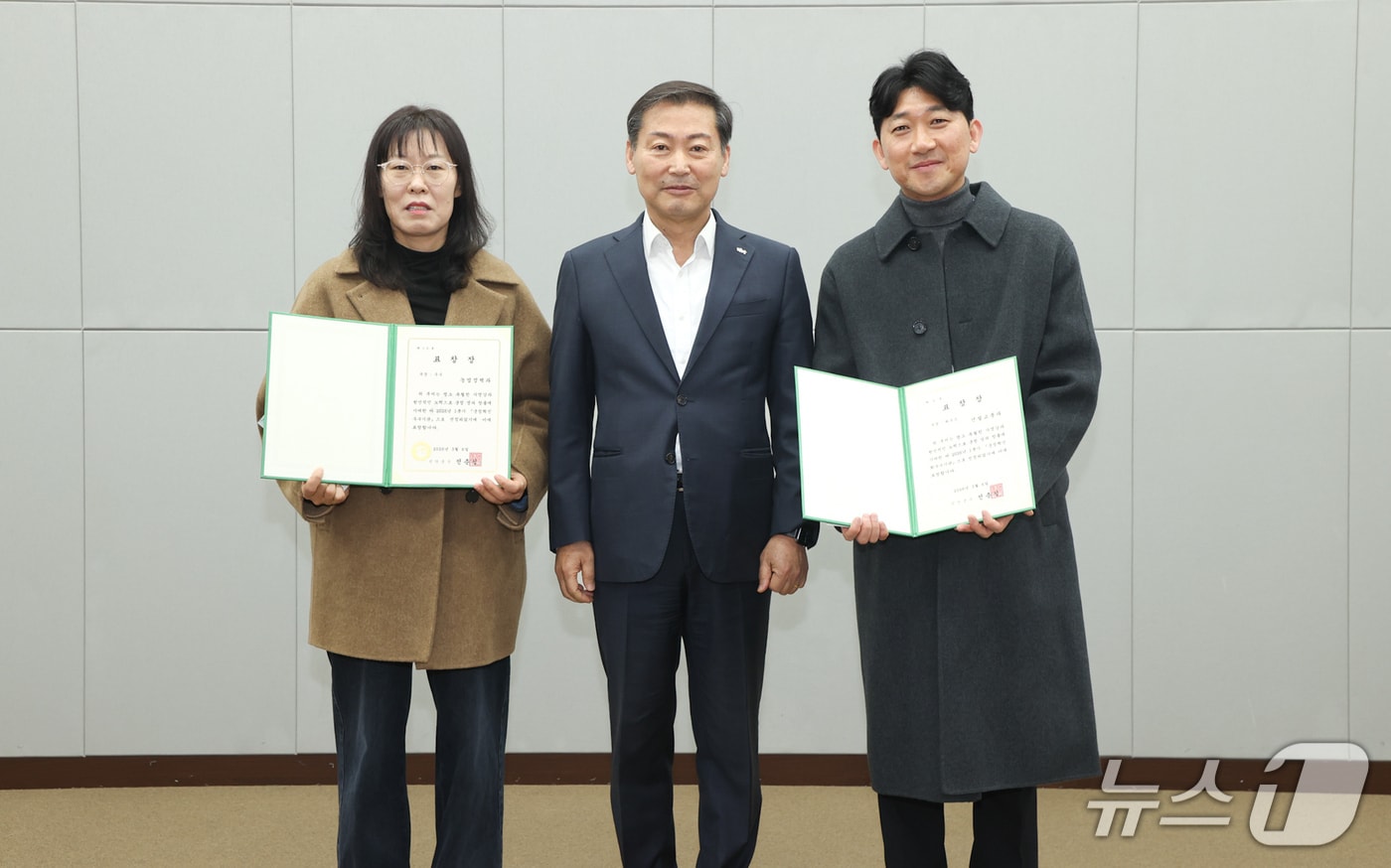  전춘성 전북 진안군수(가운데)가 혁신적인 정책을 추진한 건설교통과와 농업정책과에 포상하고 있다.(진안군제공, 재판매 및 DB금지)2026.3.6/뉴스1