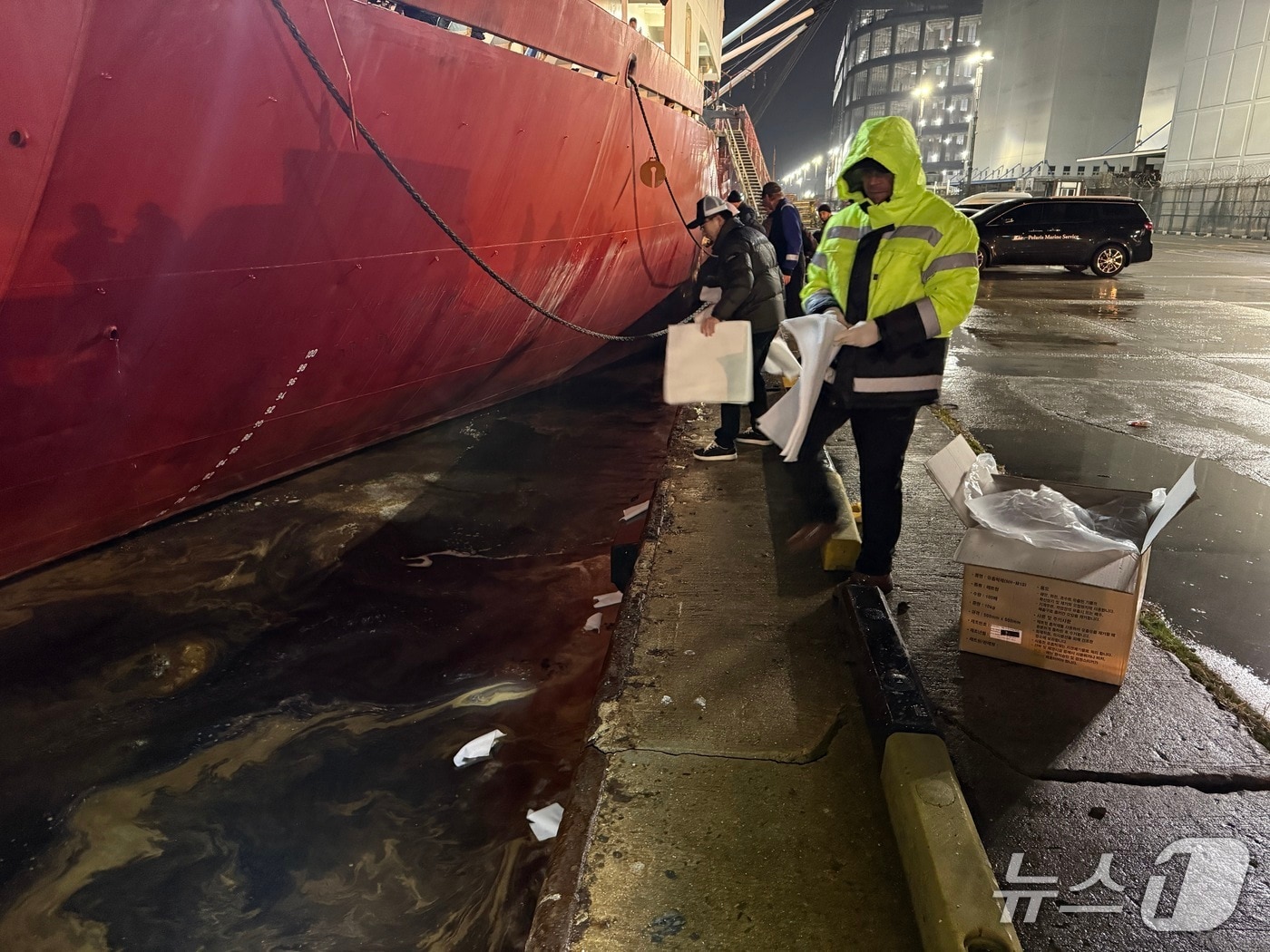 6일 새벽 3시 13분 쯤 부산 감천항 3부두에서 기름이 유출돼 해경이 방제에 나서고 있는 모습 (해경 제공. 재판매 및 DB금지)