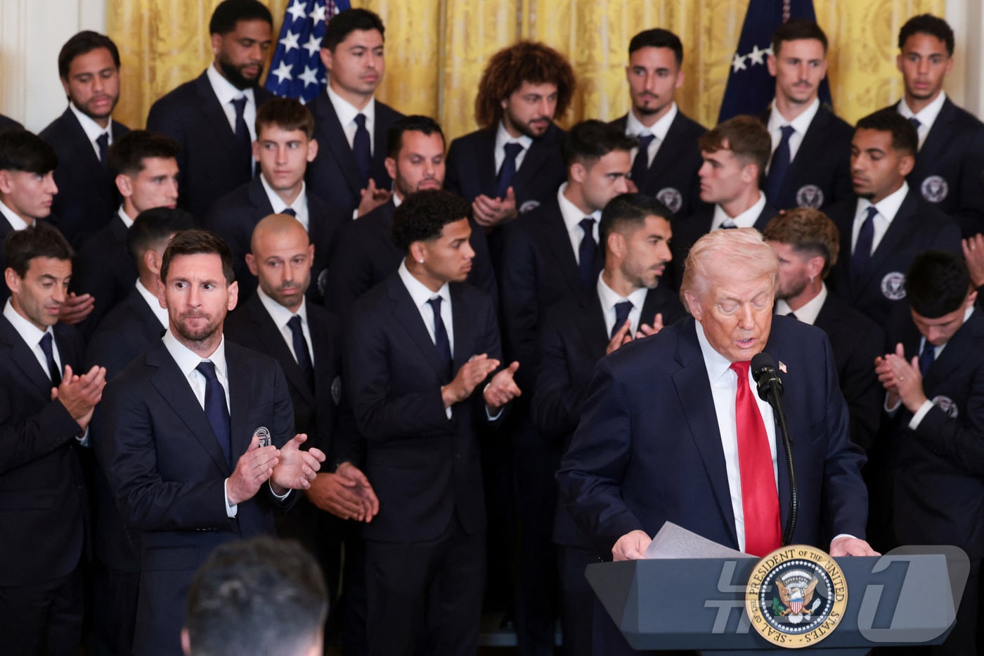 5일(현지시간) 미국 워싱턴 백악관 이스트룸에서 열린 메이저리그 사커(MLS) 챔피언 인터 마이애미 CF 선수단 및 구단 관계자 초청 행사에서 팀의 주장 리오넬 메시가 제스처를 취하고 있다. 도널드 트럼프 미국 대통령은 인터 마이애미의 우승을 축하하기 위해 이번 행사를 마련했다. ⓒ 로이터=뉴스1