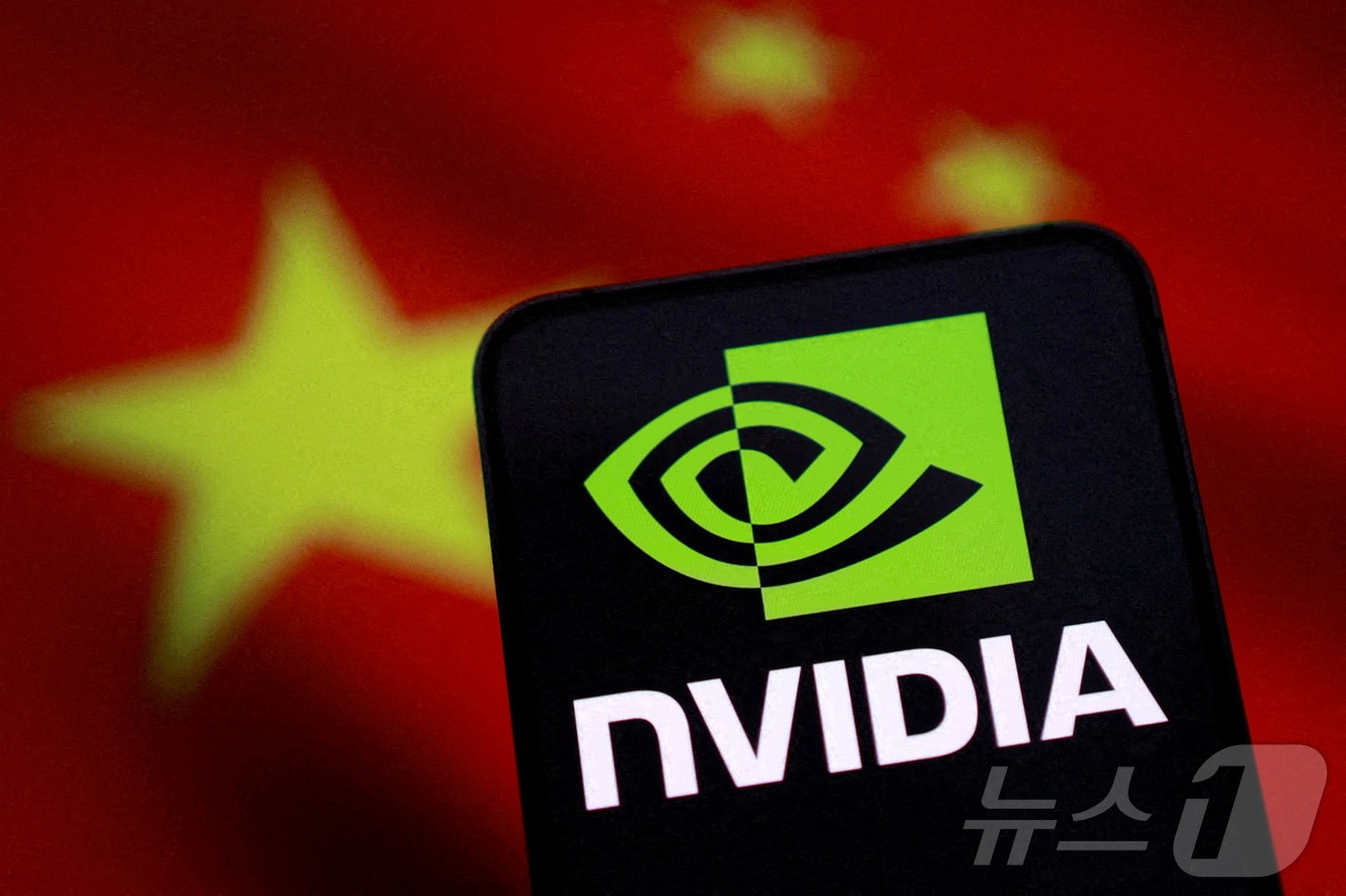 중국 오성홍기를 배경으로 한 엔비디아 로고 일러스트. 2025.08.27 ⓒ 로이터=뉴스1