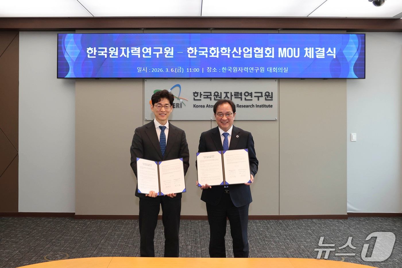 임인철 한국원자력연구원 부원장(오른쪽)과 엄찬왕 한국화학산업협회 부회장이 6일 석유화학 산업 열에너지 탄소중립 실현을 위한 고온가스로 활용 기술협력 업무협약을 체결하고 협약서를 들어보이고 있다.(원자력연 제공) /뉴스1