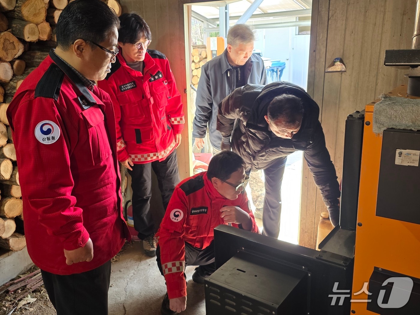 화목보일러 사용 농가를 점검하는 최수천 동부산림청장.(사진 가운데.동부산림청 제공, 재판매 및 DB 금지) 2026.3.6/뉴스1